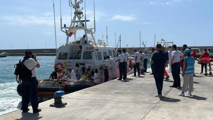 Một số người di cư được đưa lên bờ ở Roccella Ionica, miền nam nước Ý, hôm 17-6 - Ảnh: EPA-EFE