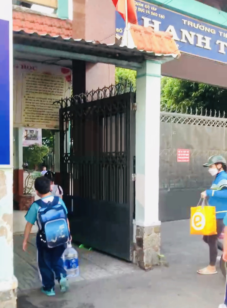 Học sinh Trường tiểu học Hanh Thông, quận Gò Vấp mang nước đến trường để uống hồi cuối tháng 5-2024 - Ảnh: PHCC