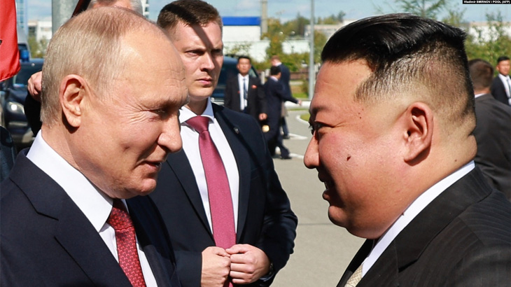 Tổng thống Nga Vladimir Putin (trái) và nhà lãnh đạo Triều Tiên Kim Jong Un trong cuộc gặp tại vùng Amur, phía đông Nga, vào tháng 9-2023 - Ảnh: AFP
