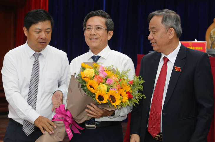 Ông Trần Nam Hưng (giữa) nhận hoa chúc mừng khi được HĐND tỉnh bầu giữ chức phó chủ tịch UBND tỉnh - Ảnh: LÊ TRUNG