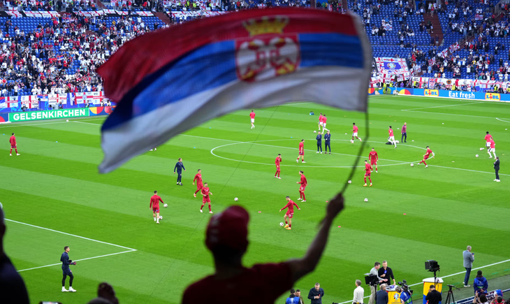 Một cổ động viên Serbia vẫy cờ trong trận đấu Anh-Serbia hôm 17-6 (giờ Việt Nam) - Ảnh: GETTY IMAGES