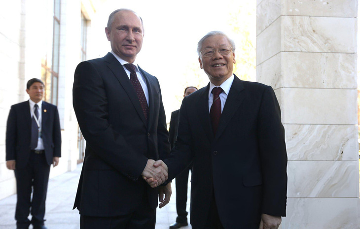 Tổng bí thư Nguyễn Phú Trọng bắt tay Tổng thống Nga Putin trong chuyến thăm Nga tháng 11-2014 - Ảnh: Getty Images