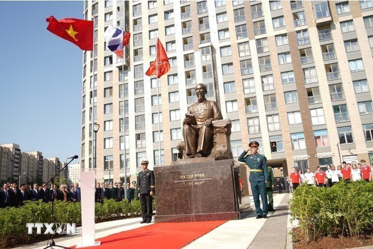 Tượng đài Chủ tịch Hồ Chí Minh ở thành phố St. Petersburg (Nga) vào tháng 6-2023 - Ảnh: TTXVN