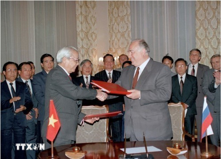 Thủ tướng Võ Văn Kiệt (trái) và Thủ tướng Nga Viktor Chernomyrdin ký Hiệp ước về những nguyên tắc cơ bản của quan hệ hữu nghị Việt Nam và Nga tháng 6-1994 - Ảnh: TTXVN