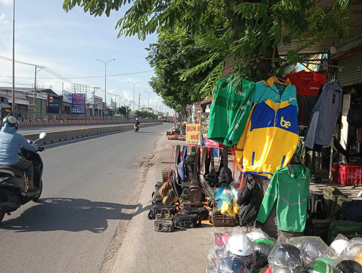 Một điểm bán đồng phục xe ôm công nghệ ở quận Bình Tân, TP.HCM - Ảnh: ĐỊNH DƯƠNG