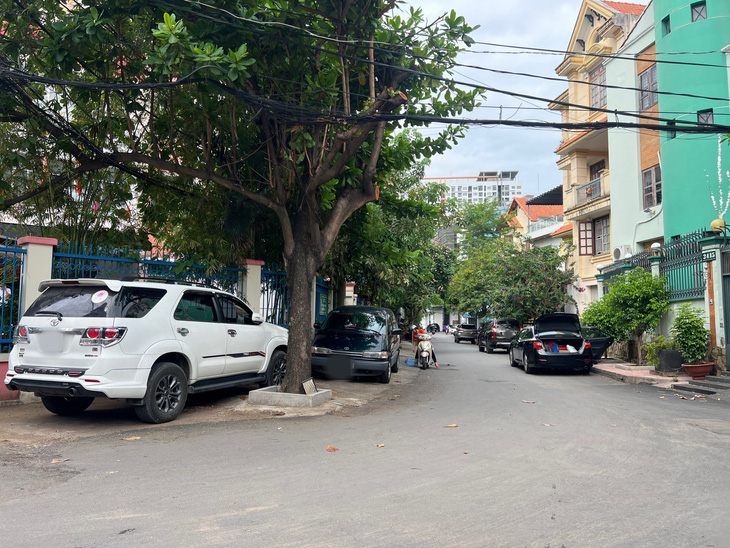 Ô tô bủa quanh trụ sở UBND phường 25, quận Bình Thạnh - Ảnh: XUÂN ĐOÀN