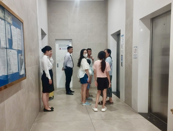 Việc chủ đầu tư chung cư Residence Nha Trang cắt điện thang máy khiến cư dân đi lại bất tiện - Ảnh: MINH CHIẾN