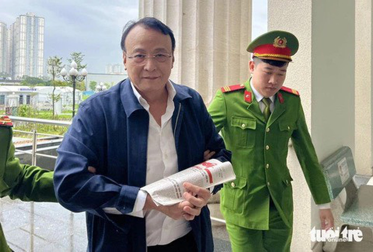 Chủ tịch Tân Hoàng Minh Đỗ Anh Dũng được dẫn giải đến tòa sơ thẩm - Ảnh: DANH TRỌNG