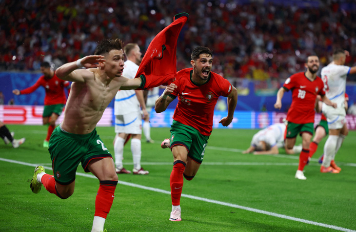 Bàn thắng muộn của Concaicao (trái) mang về chiến thắng cho Bồ Đào Nha - Ảnh: REUTERS