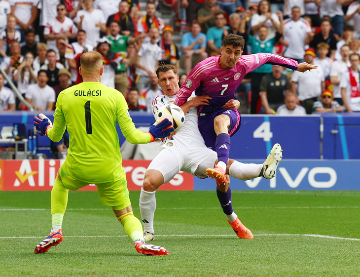 Trận đấu giữa tuyển Đức và Hungary đang diễn ra hấp dẫn - Ảnh: REUTERS
