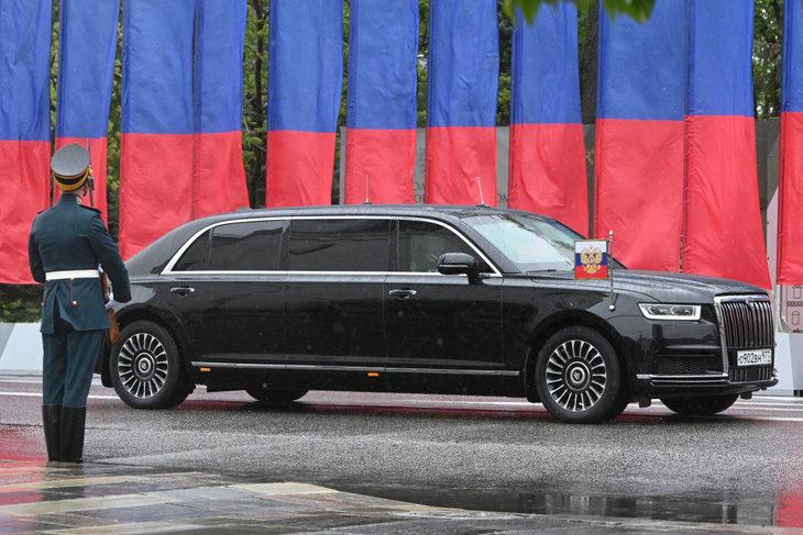 Chiếc Aurus đưa Tổng thống Nga Vladimir Putin đến lễ nhậm chức của ông vào tháng 5-2024 - Ảnh: AFP