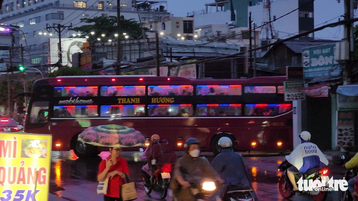 Xe khách nhà xe Thanh Hương sau khi đón khách tại bãi số 13 Nguyễn Xí, sau đó chạy ra đường này vào khung giờ cấm để rẽ ra quốc lộ 13 - Ảnh: MINH HÒA
