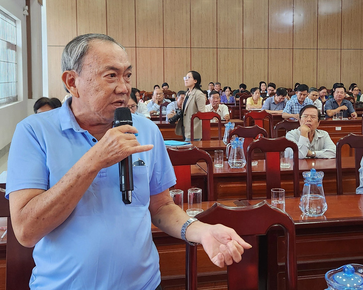Ông Lê Bé Quang - ngụ phường Vĩnh Bảo, TP Rạch Giá - kiến nghị đến đại biểu HĐND tỉnh Kiên Giang - Ảnh: BỬU ĐẤU