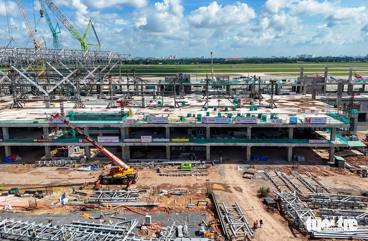 Dự án xây dựng nhà ga T3 - Cảng hàng không quốc tế Tân Sơn Nhất gồm 4 hạng mục chính: Nhà ga hành khách, nhà xe cao tầng kết hợp dịch vụ phi hàng không, hệ thống cầu cạn trước nhà ga và sân đỗ máy bay với tổng mức đầu tư 10.990 tỉ đồng 