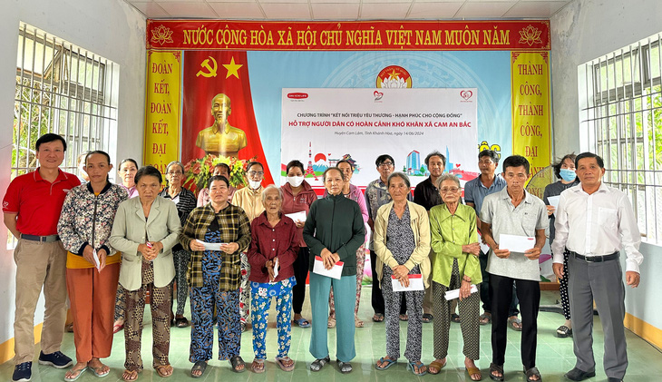 Ông Trần Đình Quân, chủ tịch Hội đồng Thành viên Dai-ichi Life Việt Nam kiêm chủ tịch Quỹ Vì cuộc sống tươi đẹp (áo thun đỏ), đến thăm và trao tặng quà cho người dân có hoàn cảnh khó khăn tại tỉnh Khánh Hòa tháng 6-2024