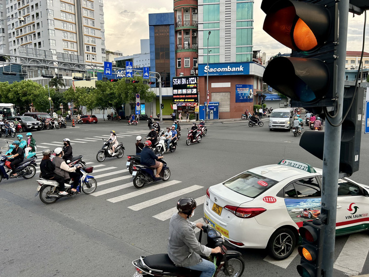 Xe chạy ráng qua đèn vàng giao lộ Huỳnh Văn Bánh, Nguyễn Văn Trỗi, quận Phú Nhuận, TP.HCM vào chiều 18-6 - Ảnh: T.T.D.