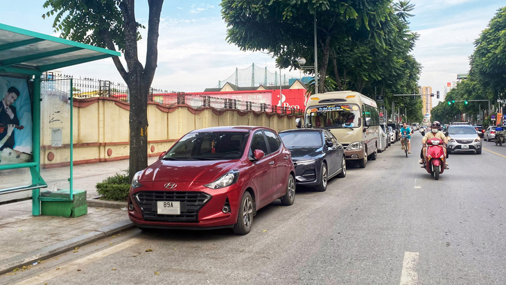 Một số điểm đón trả xe buýt trên đường Lê Trọng Tấn (quận Thanh Xuân, Hà Nội) bị cản trở vì ô tô đậu sai quy định - Ảnh: QUỲNH TRANG