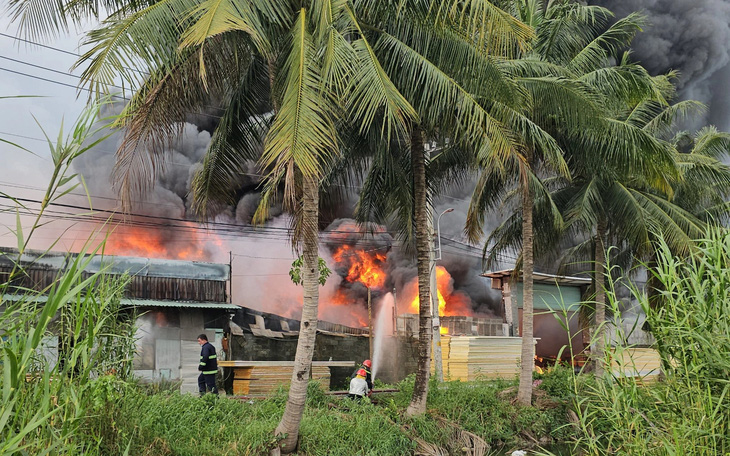 Cháy xưởng mút xốp ở huyện Bình Chánh, nhiều tài sản bị thiêu rụi