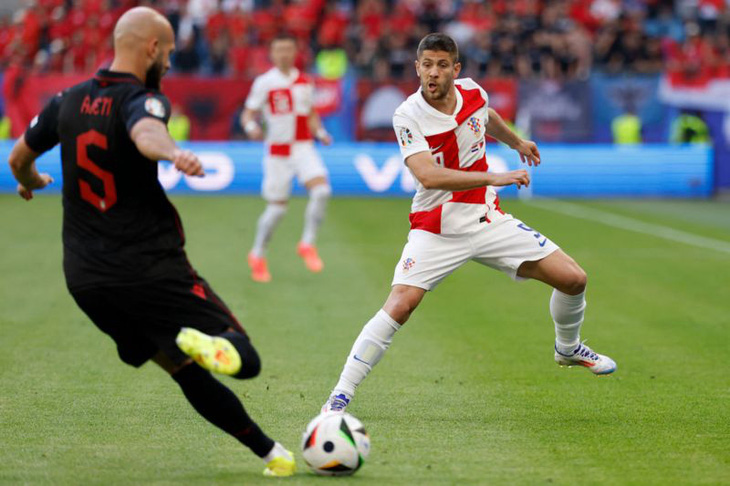 Pha tranh chấp giữa cầu thủ Albania (trái) với Croatia - Ảnh: AFP