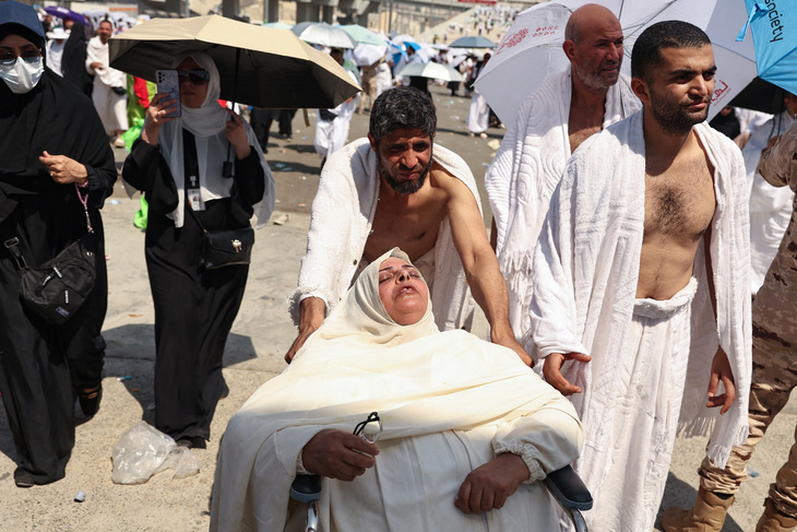 Một người phụ nữ bị say nắng trên đường hành hương đến thánh địa Mecca - Ảnh: AFP