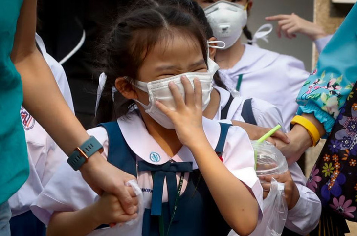 Học sinh phải đeo khẩu trang chống ô nhiễm trong đợt ô nhiễm tại Bangkok, Thái Lan năm 2023 - Ảnh: EPA