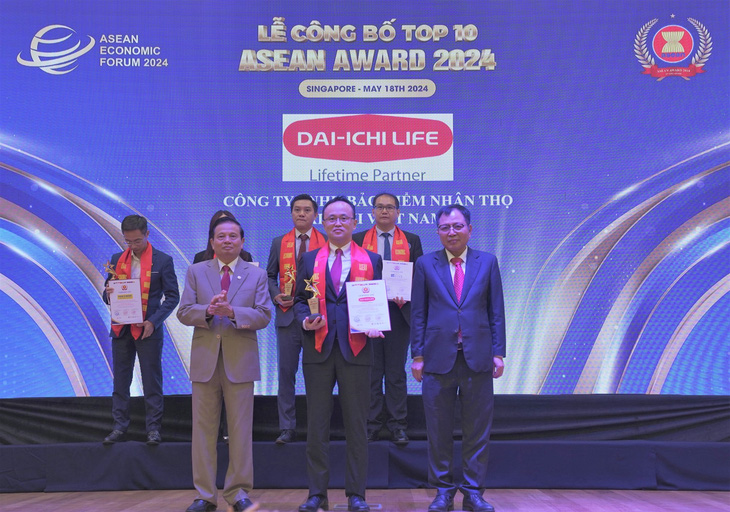 Ông Yoshihito Takahama - Phó Tổng giám đốc điều hành kiêm Phó Tổng giám đốc hành chính tổng hợp Dai-ichi Life Việt Nam (giữa), nhận danh hiệu “Top 10 Doanh nghiệp Tiêu biểu ASEAN 2024” được tổ chức tại Singapore vào 5-2024.