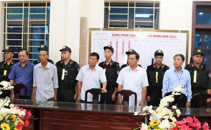 Cơ quan điều tra Công an tỉnh Nam Định tống đạt các quyết định khởi tố đối với 5 bị can là cán bộ, lãnh đạo liên quan sai phạm đất đai tại khu vực Cồn Xanh - Ảnh: Công an Nam Định