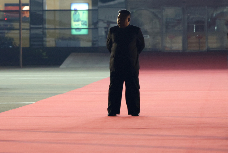 Hình ảnh nhà lãnh đạo Triều Tiên Kim Jong Un đợi Tổng thống Nga Vladimir Putin trong đêm, trước buổi đón tại sân bay ngày 19-6 - Ảnh: REUTERS