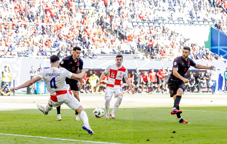 Pha đệm bóng đủ tinh tế của Klaus Gjasula để đem về bàn gỡ hòa kịch tính cho tuyển Albania - Ảnh: GETTY