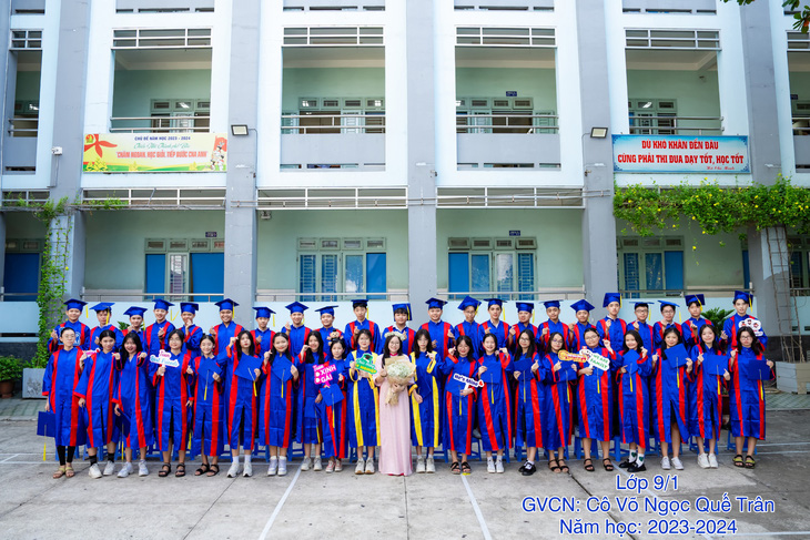 Minh Anh (hàng đầu bìa trái) bên các bạn cùng lớp tại Trường THCS Trần Quang Khải, quận Tân Phú, TP.HCM - Ảnh: NTCC