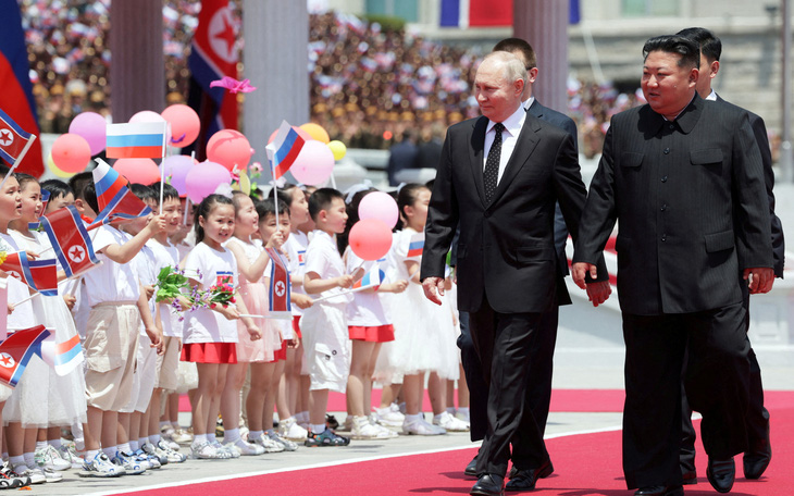 Ảnh người dân Triều Tiên tràn xuống đường chào đón ông Putin