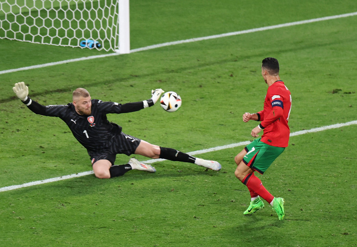 Ở trận Bồ Đào Nha - Czech (2-1), Cristiano Ronaldo bỏ lỡ cơ hội trở thành cầu thủ lớn tuổi nhất ghi bàn tại các kỳ Euro - Ảnh: REUTERS
