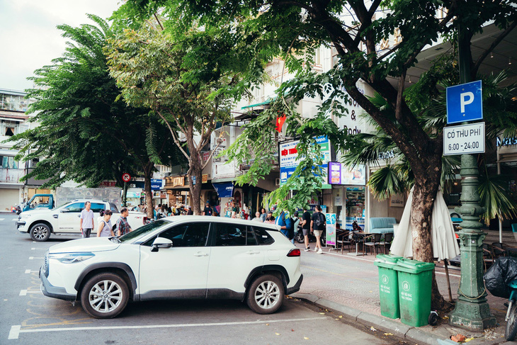 Bãi đỗ xe thu phí trên đường Phan Bội Châu, quận 1, TP.HCM - Ảnh: THANH HIỆP