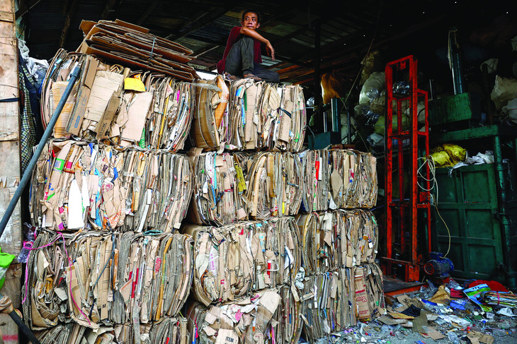 Giấy bìa được thu gom tại một trung tâm tái chế ở Jakarta, Indonesia, ngày 5-6-2024. Ảnh: REUTERS