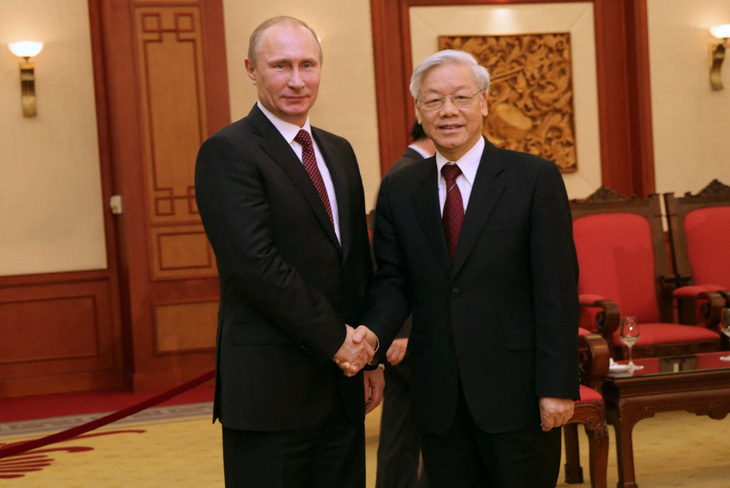 Tổng thống Putin bắt tay Tổng bí thư Nguyễn Phú Trọng trong chuyến thăm Việt Nam tháng 11-2013 - Ảnh: AFP