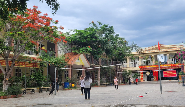 Học sinh Trường phổ thông Dân tộc nội trú THCS Mường Lát (Thanh Hóa) chơi thể thao ở sân trường - Ảnh: HÀ ĐỒNG chụp tháng 5-2024