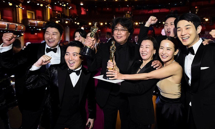 Đoàn làm phim Parasite tại lễ trao giải Oscar 2020 - Ảnh: Reuters