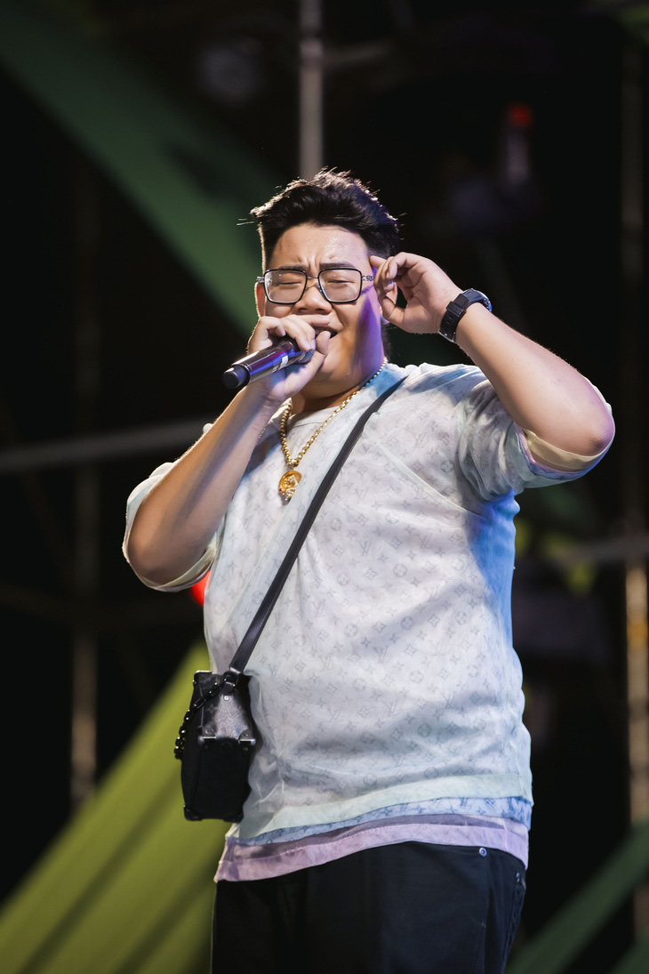 Winno - nam rapper đến từ Đà Nẵng - sở hữu chất giọng khàn đặc trưng cùng với cách sử dụng flow, lyrics ấn tượng.