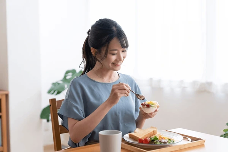 Bỏ bữa sáng có thể liên quan đến bệnh tim mạch và tử vong, do đó nên cân nhắc khi áp dụng nhịn ăn gián đoạn - Ảnh: Shutterstock
