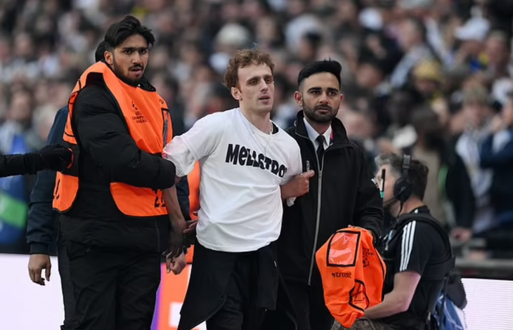 An ninh kéo một cổ động viên quá khích ra khỏi sân ở trận chung kết Champions League - Ảnh: Getty