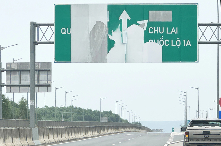 Biển báo trên cao tốc Đà Nẵng - Quảng Ngãi đoạn qua huyện Núi Thành, Quảng Nam bị hư hỏng, bong tróc khiến tài xế không hiểu chỉ dẫn điều gì - Ảnh: LÊ TRUNG