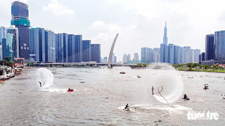 Trình diễn flyboarding và lướt ván trên sông Sài Gòn trong khuôn khổ Lễ hội sông nước TP.HCM 2024 - Ảnh: PHƯƠNG QUYÊN