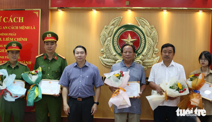 Hai đơn vị và 3 quần chúng được UBND quận Gò Vấp trao khen thưởng - Ảnh: MINH HÒA