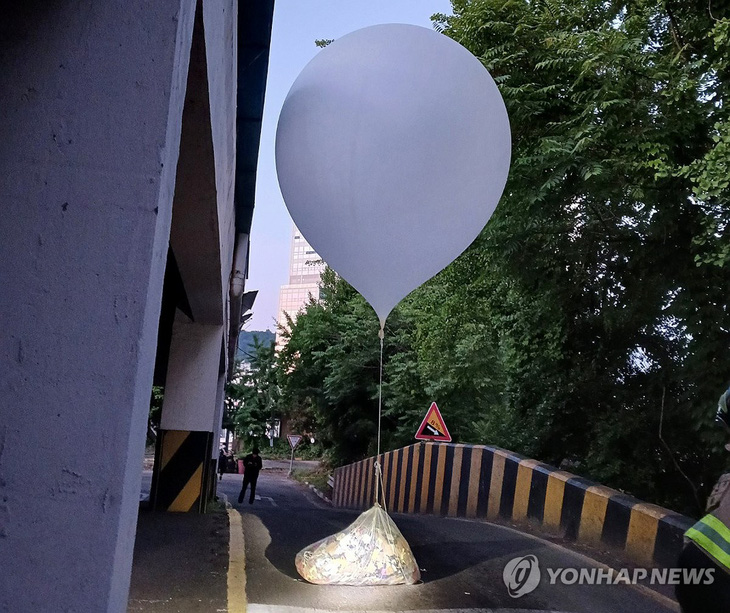 Một quả bóng bay chứa rác được tìm thấy ở thành phố Incheon, cách thủ đô Seoul 27km ngày 2-6 - Ảnh: YONHAP NEWS