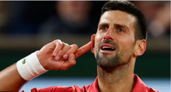 Novak Djokovic đã giành quyền vào vòng 4 Roland Garros, sau chiến thắng kịch tính trước Lorenzo Musetti - Ảnh: Reuters