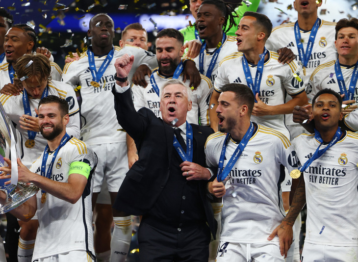 HLV Ancelotti ăn mừng chức vô địch Champions League thứ 15 của Real Madrid - Ảnh: REUTERS