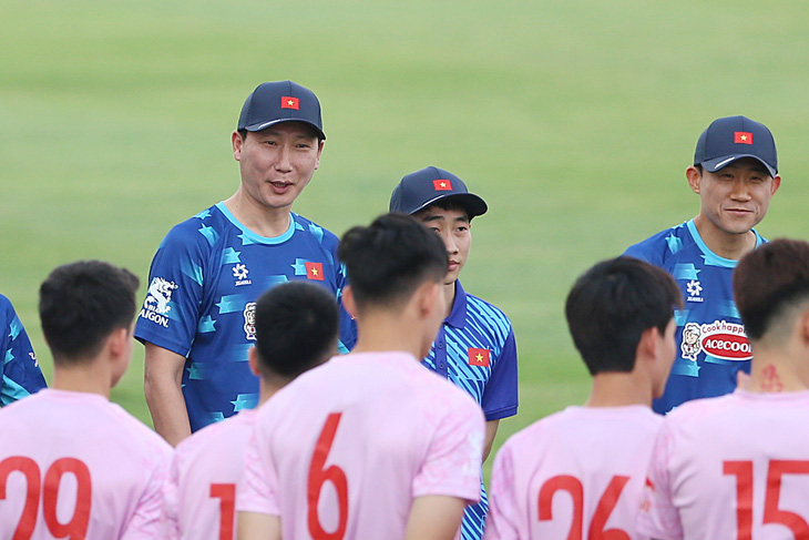 HLV Kim Sang Sik (bìa trái) và các trợ lý ngườI Hàn Quốc đang cố gắng thích nghi nhanh với các cầu thủ đội tuyển Việt Nam - Ảnh: HOÀNG TÙNG
