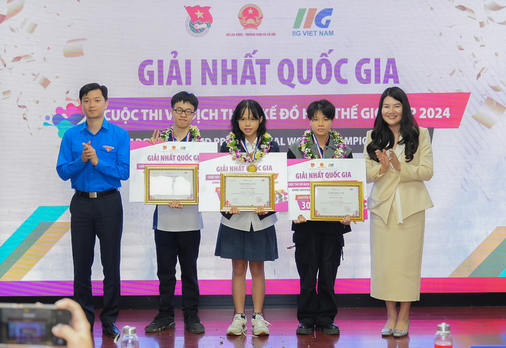 Trao giải nhất cuộc thi cho ba thí sinh chiến thắng Cuộc thi vô địch thiết kế đồ họa thế giới ACP sẽ đại diện cho Việt Nam tranh tài tại vòng chung kết thế giới - Ảnh: BTC