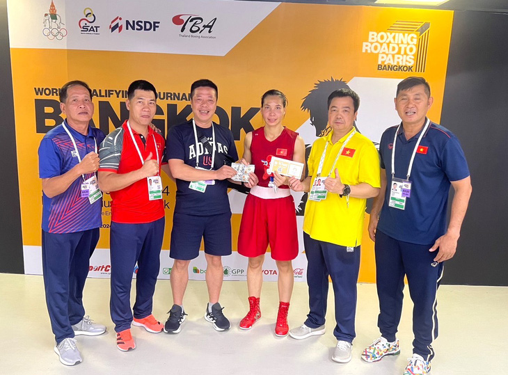 Sau thành tích giành vé Olympic 2024, Hà Thị Linh (áo đỏ) được Liên đoàn Boxing Việt Nam thưởng nóng 50 triệu đồng và 700 USD - Ảnh: TTVN