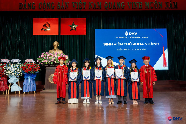 Trường ĐH Hùng Vương TP.HCM gửi gắm Tân khoa hành trang khởi nghiệp 'ngày vào đời'- Ảnh 2.